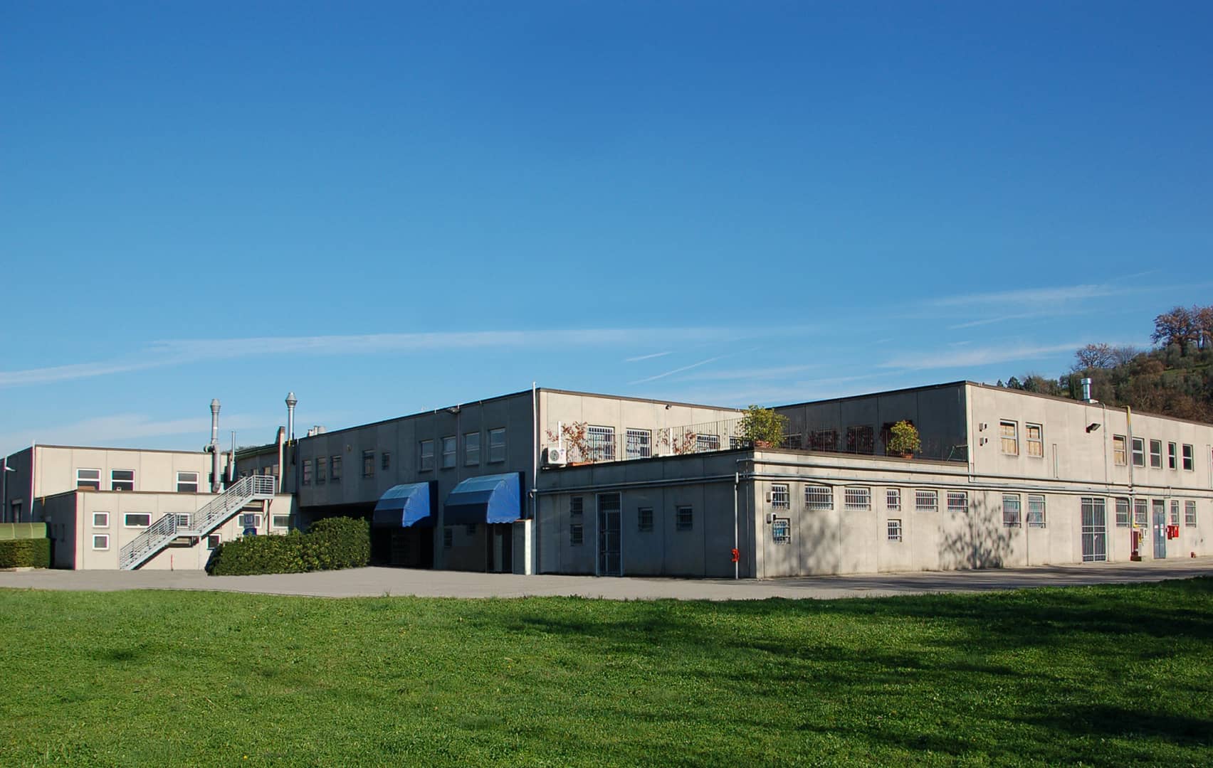 D&D luxury stock warehouse - 8,000 sqm indoor exhibition area